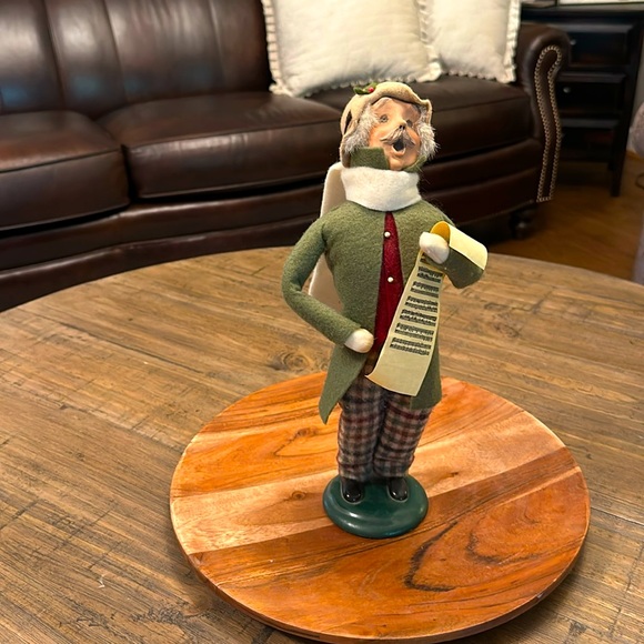 BYERS’ CHOICE LTD. CHRISTMAS CAROLERS. 2002 - Picture 1 of 6